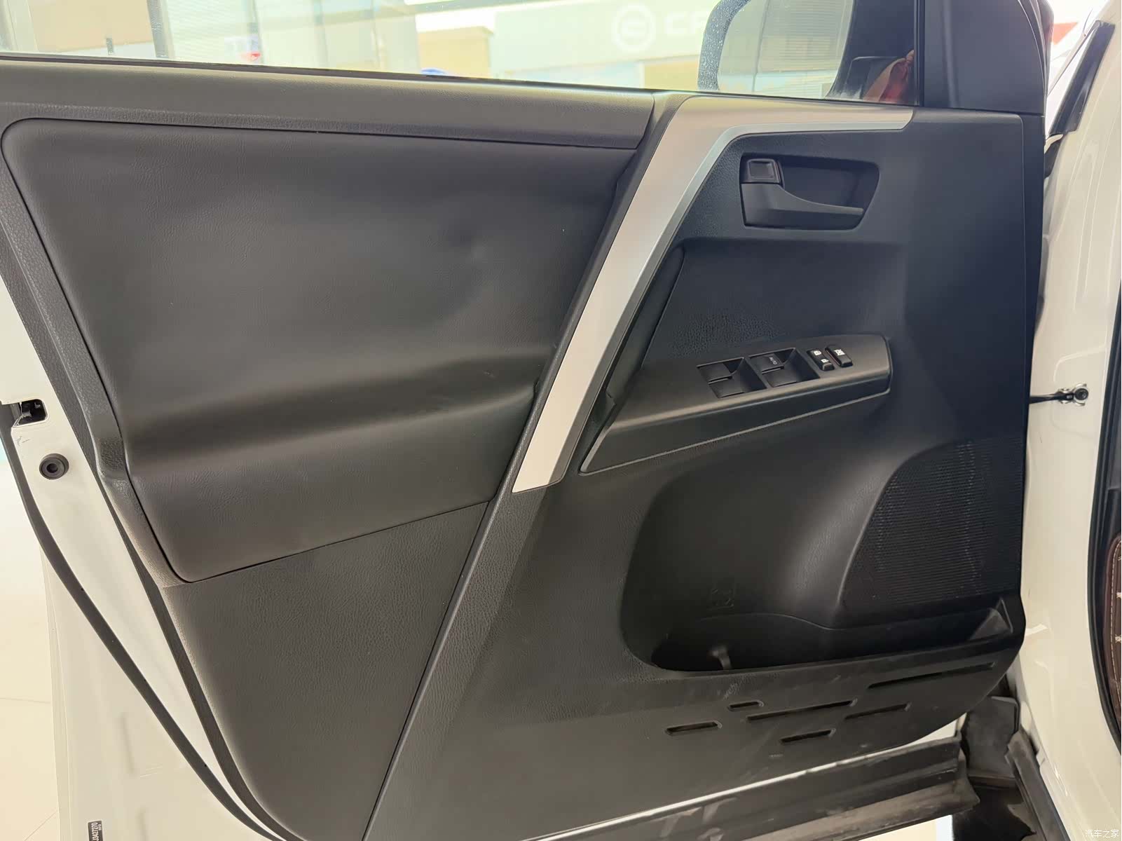 Toyota RAV4, 2018 все фото