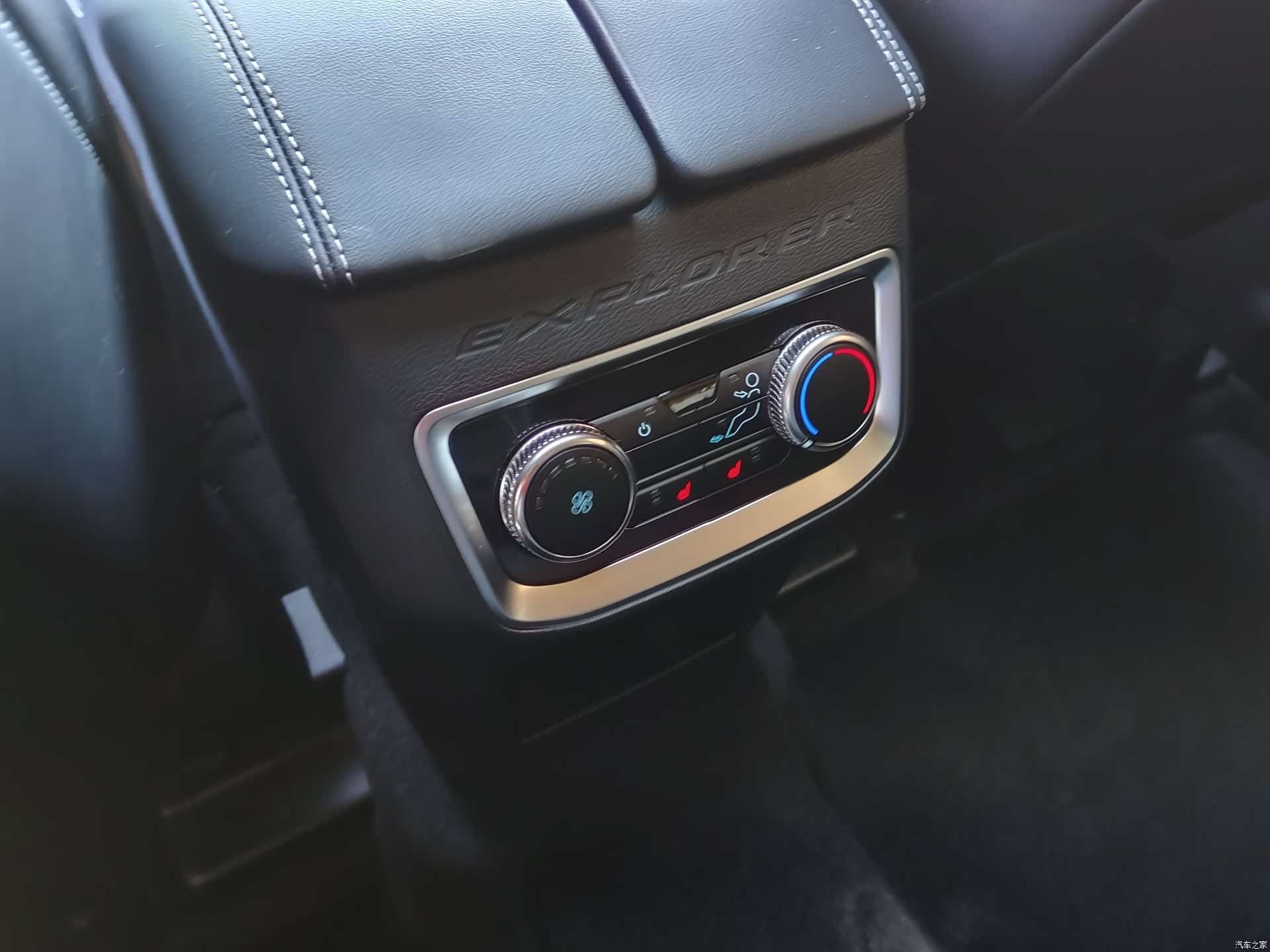 Ford Explorer, 2023 12