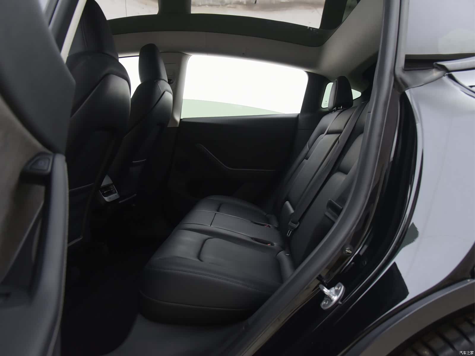 Tesla Model Y, 2022 все фото