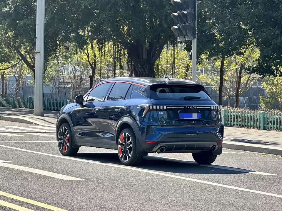 Lynk & Co 06