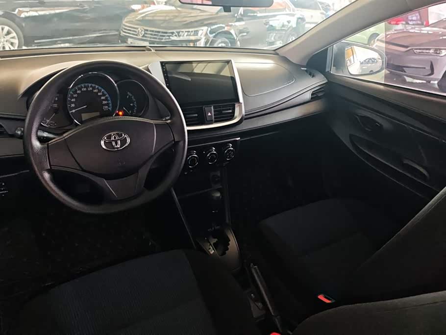 Toyota YARiS L to enjoy