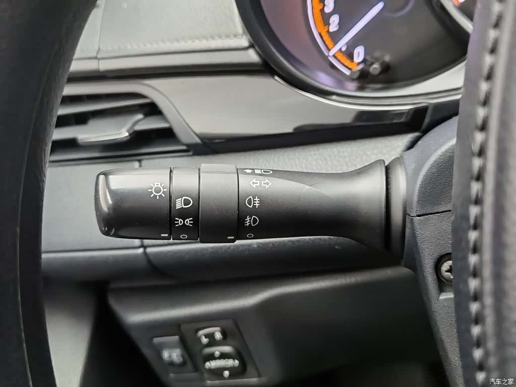 Toyota YARiS L, 2021 21