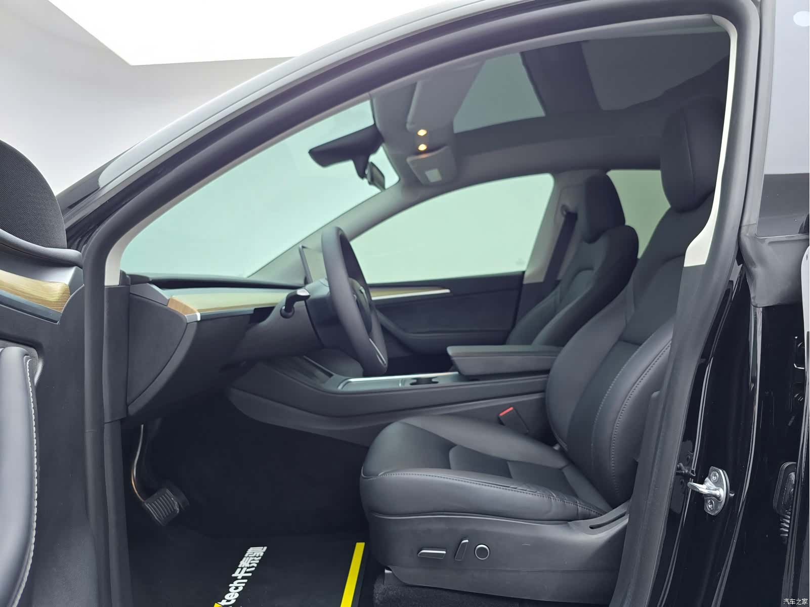 Tesla Model Y, 2023 13