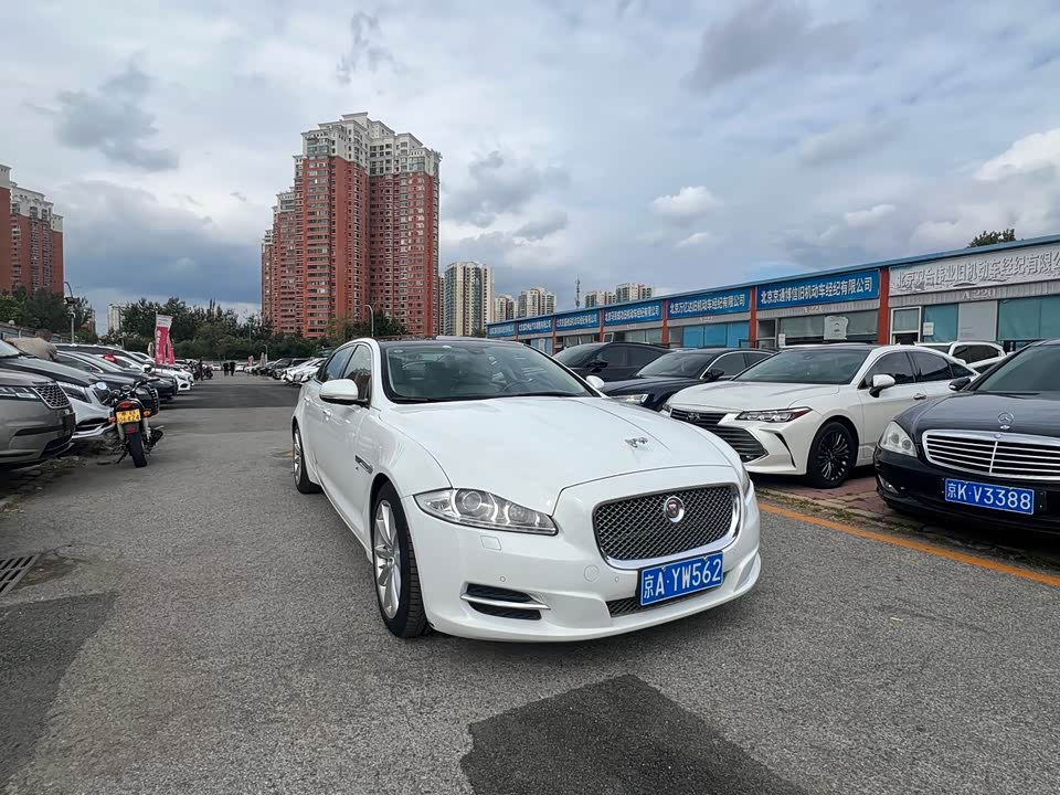 Jaguar XJ