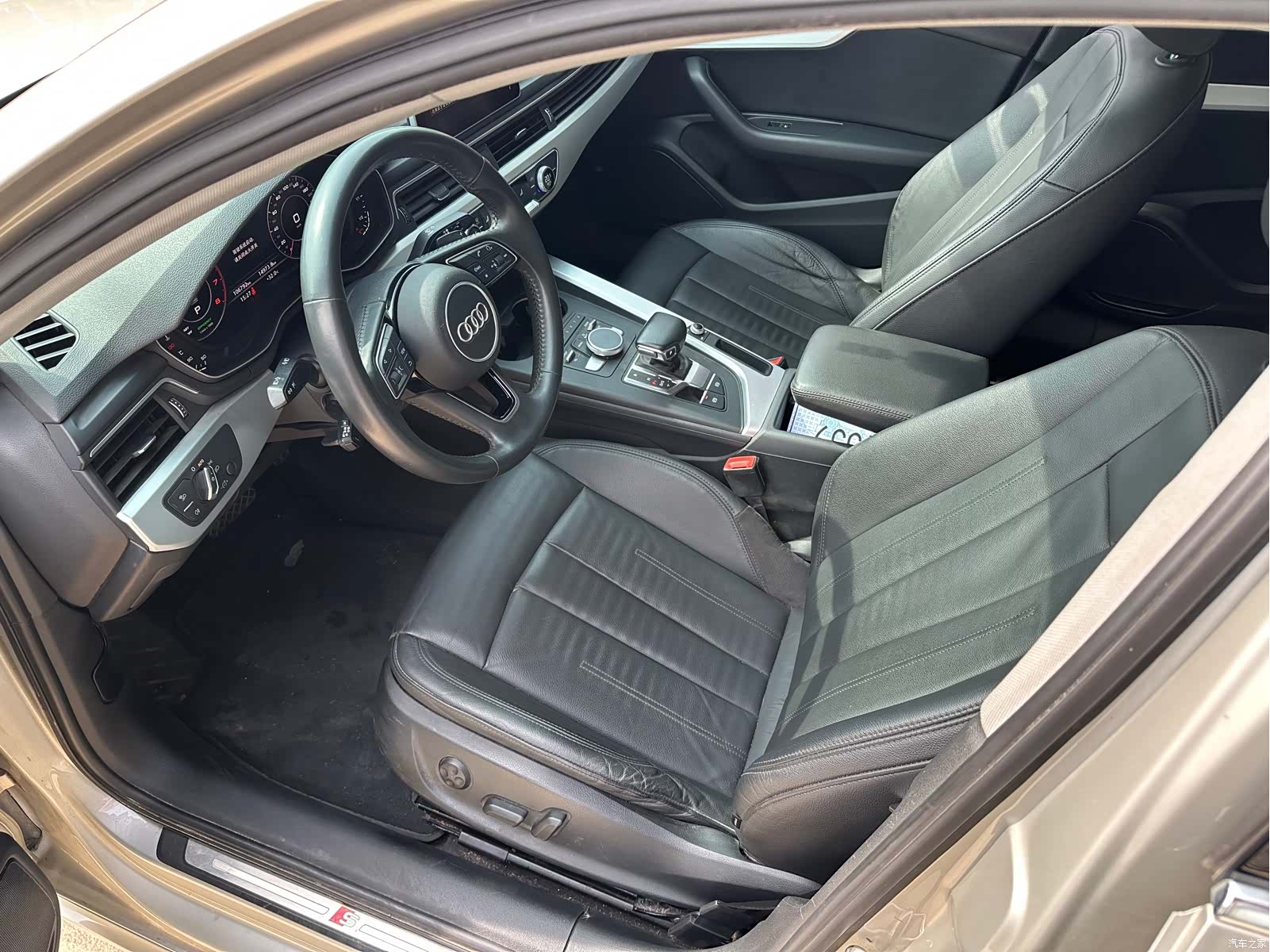 Audi A4L, 2019 все фото