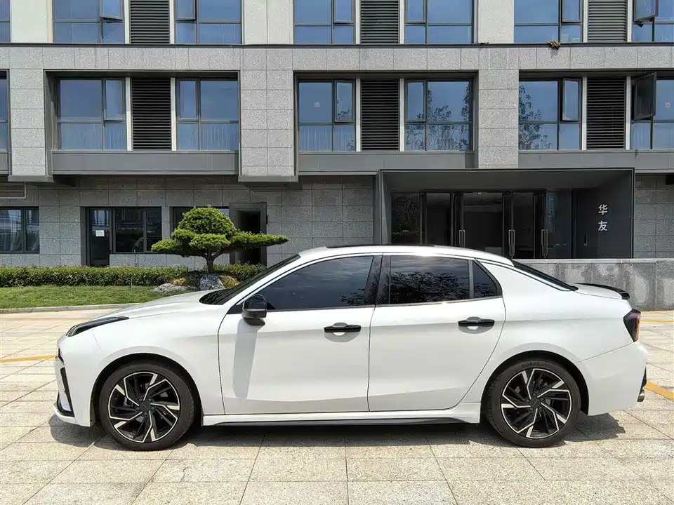 Lynk & Co 03