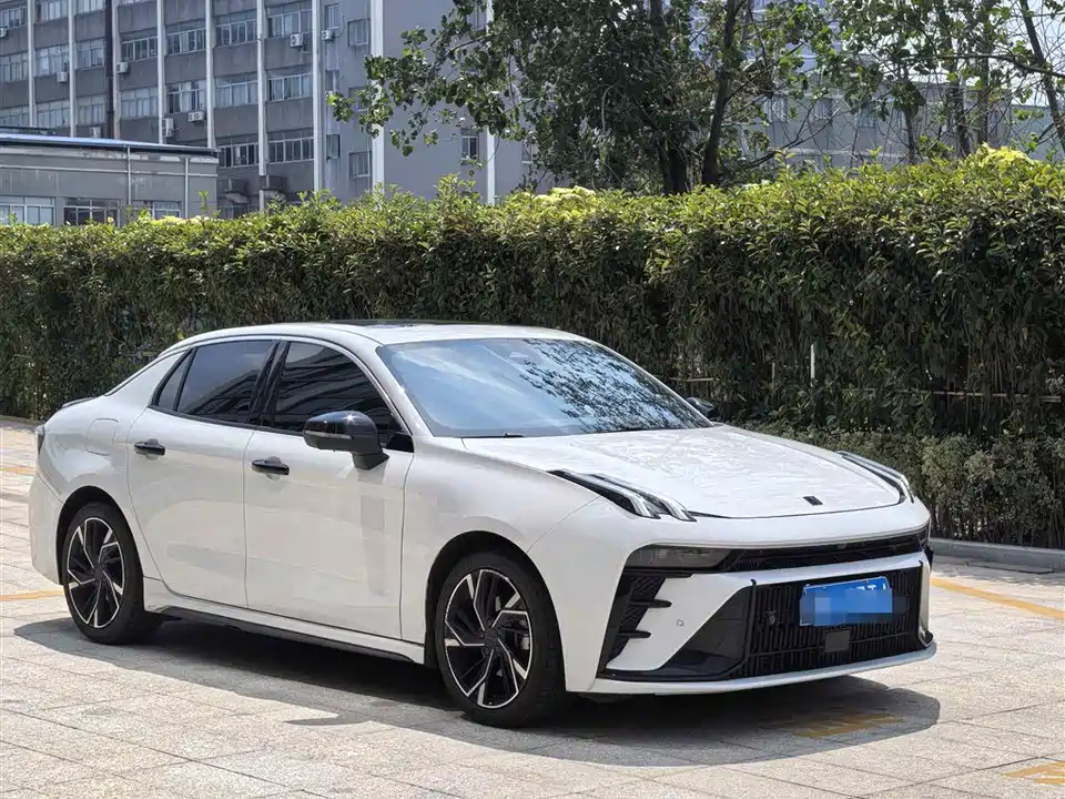 Lynk & Co 03
