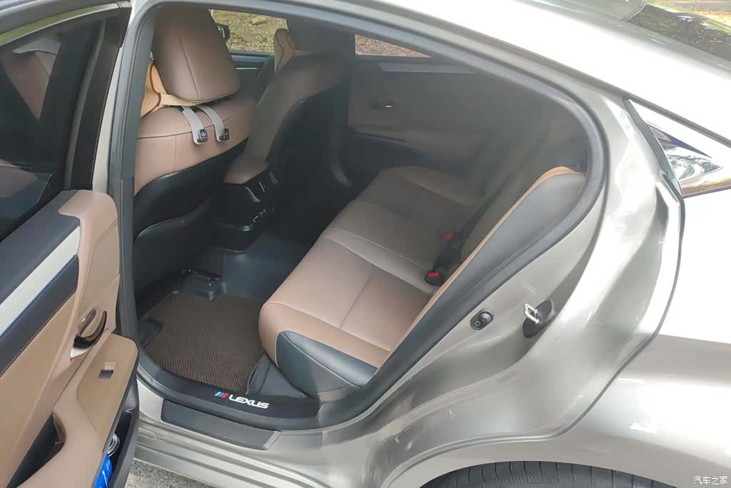 Lexus ES, 2025 11