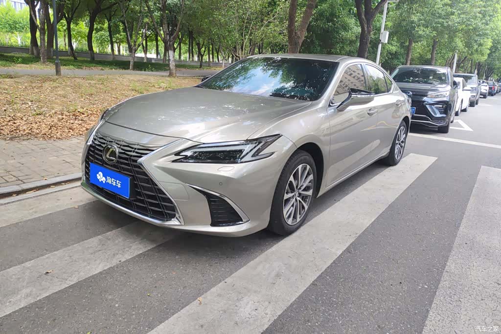 Lexus ES, 2025 1