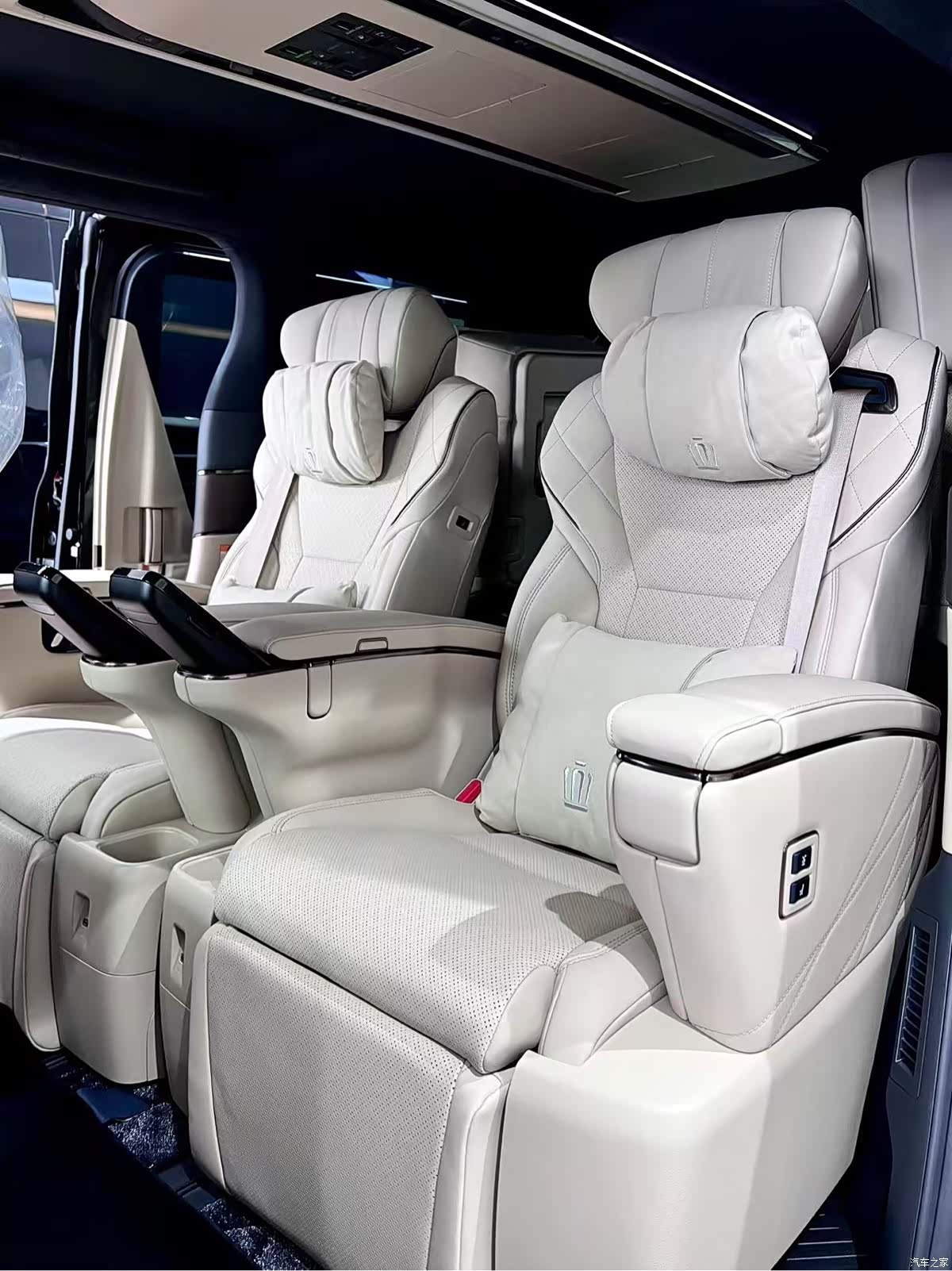 Toyota Vellfire, 1900 13