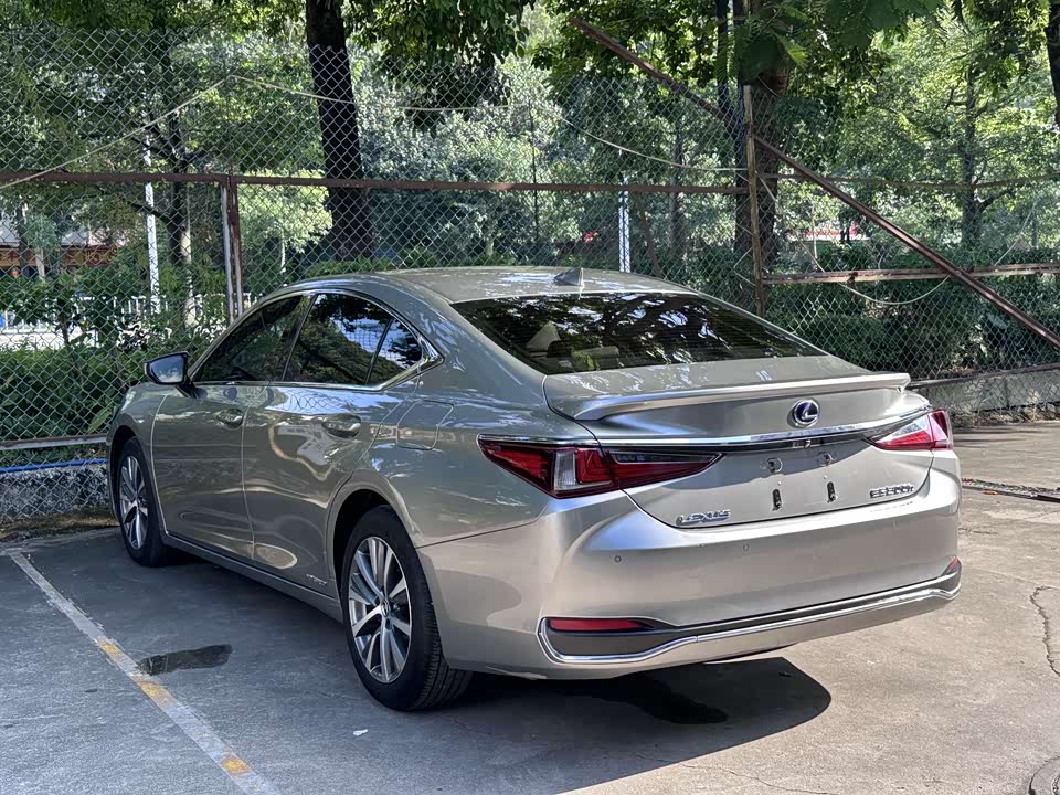 Lexus ES