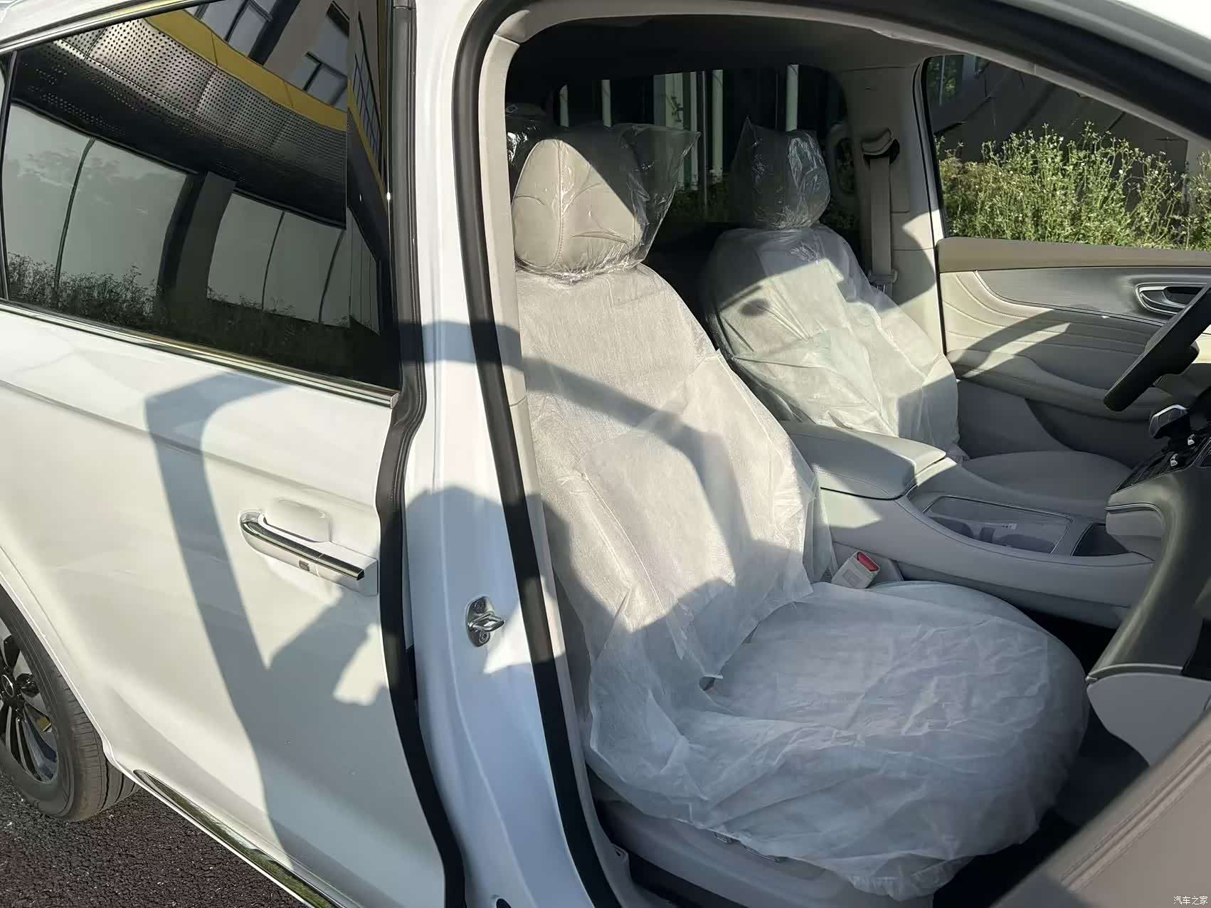Roewe iMAX8, 2025 11