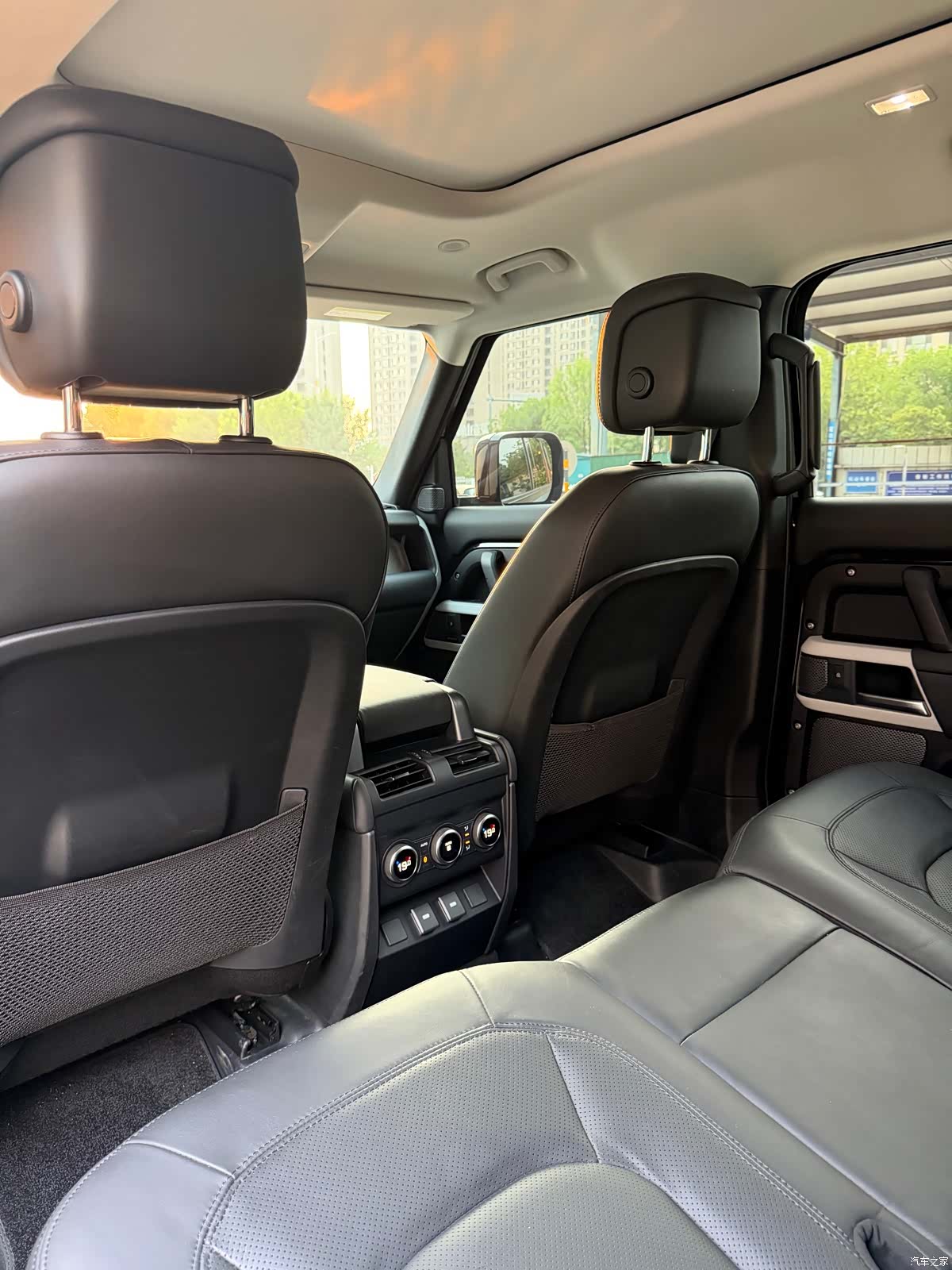 Land Rover Defender, 2023 12