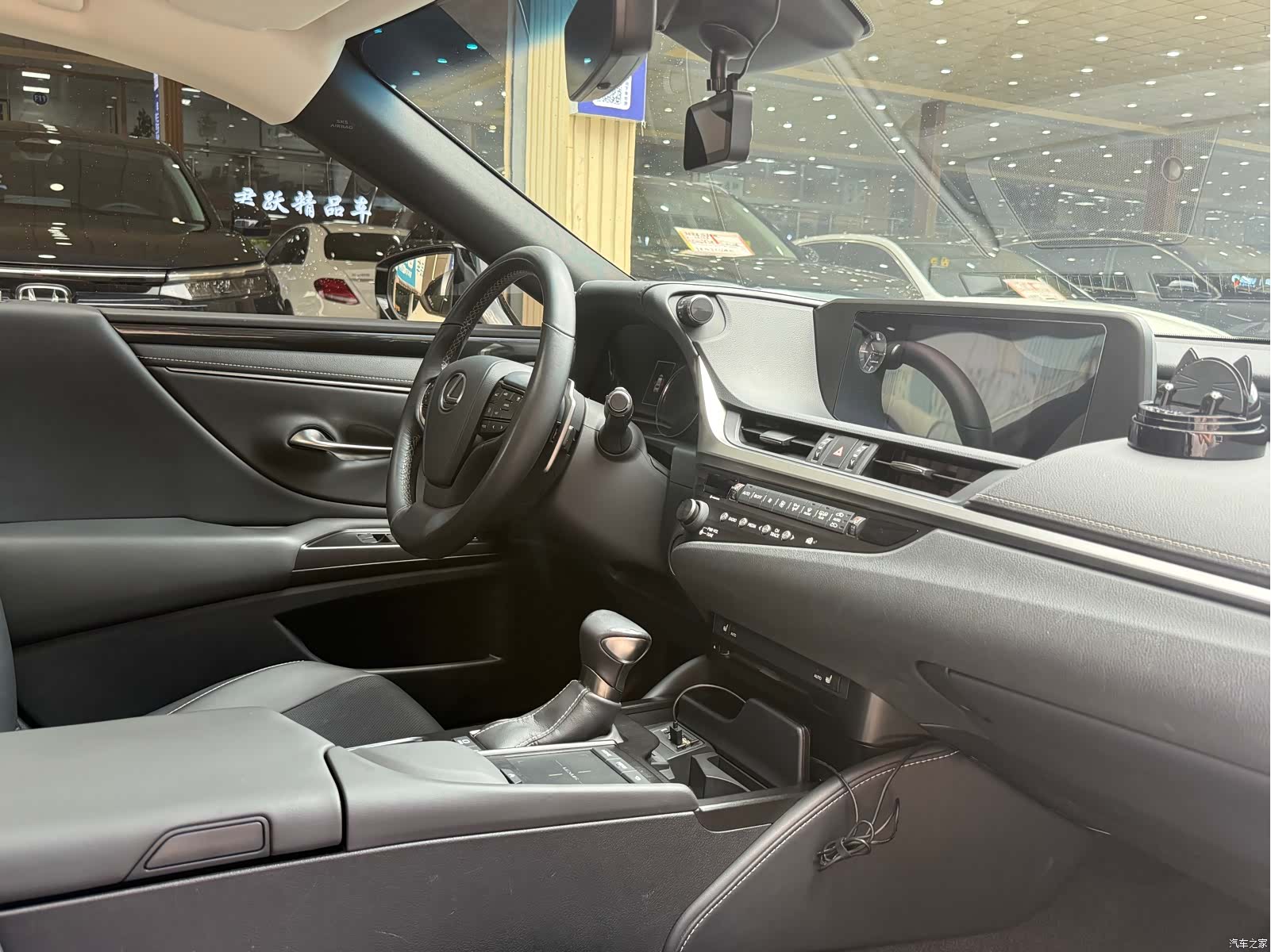 Lexus ES, 2019 9