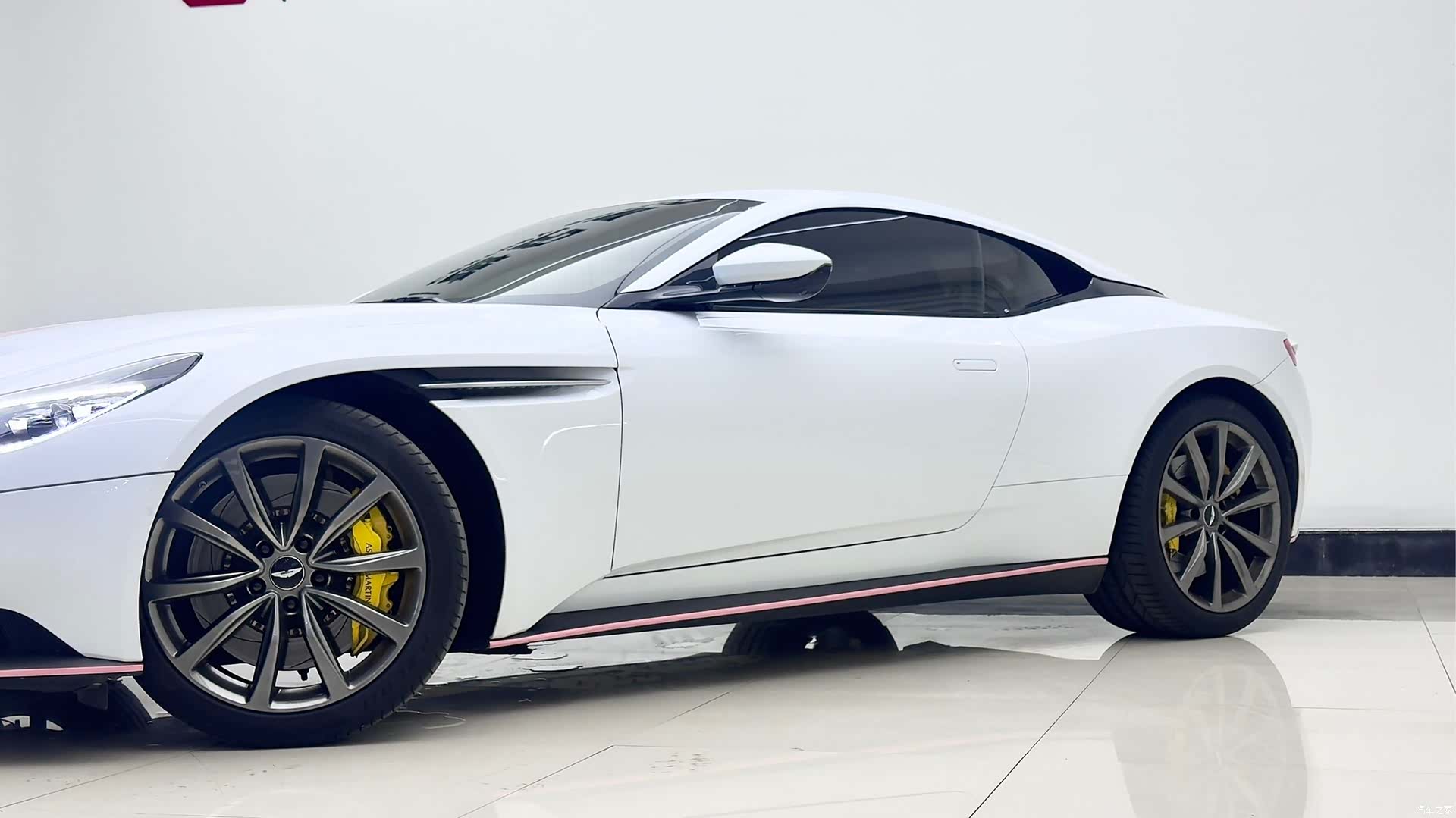 Aston Martin DB11, 2020 14