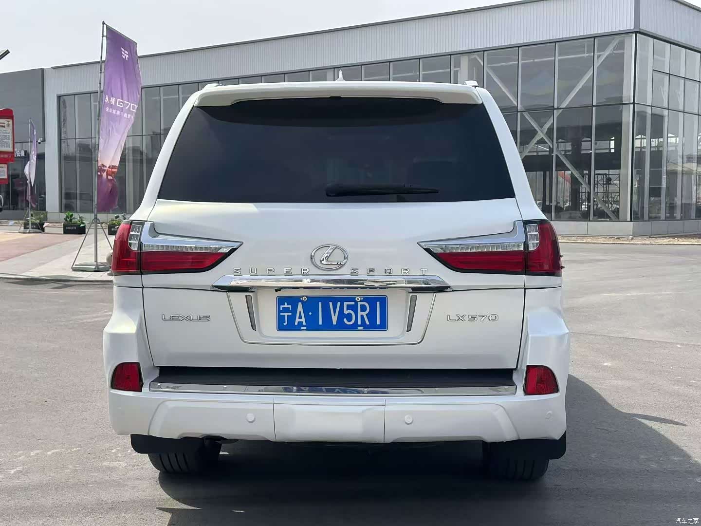 Lexus LX, 2011 8