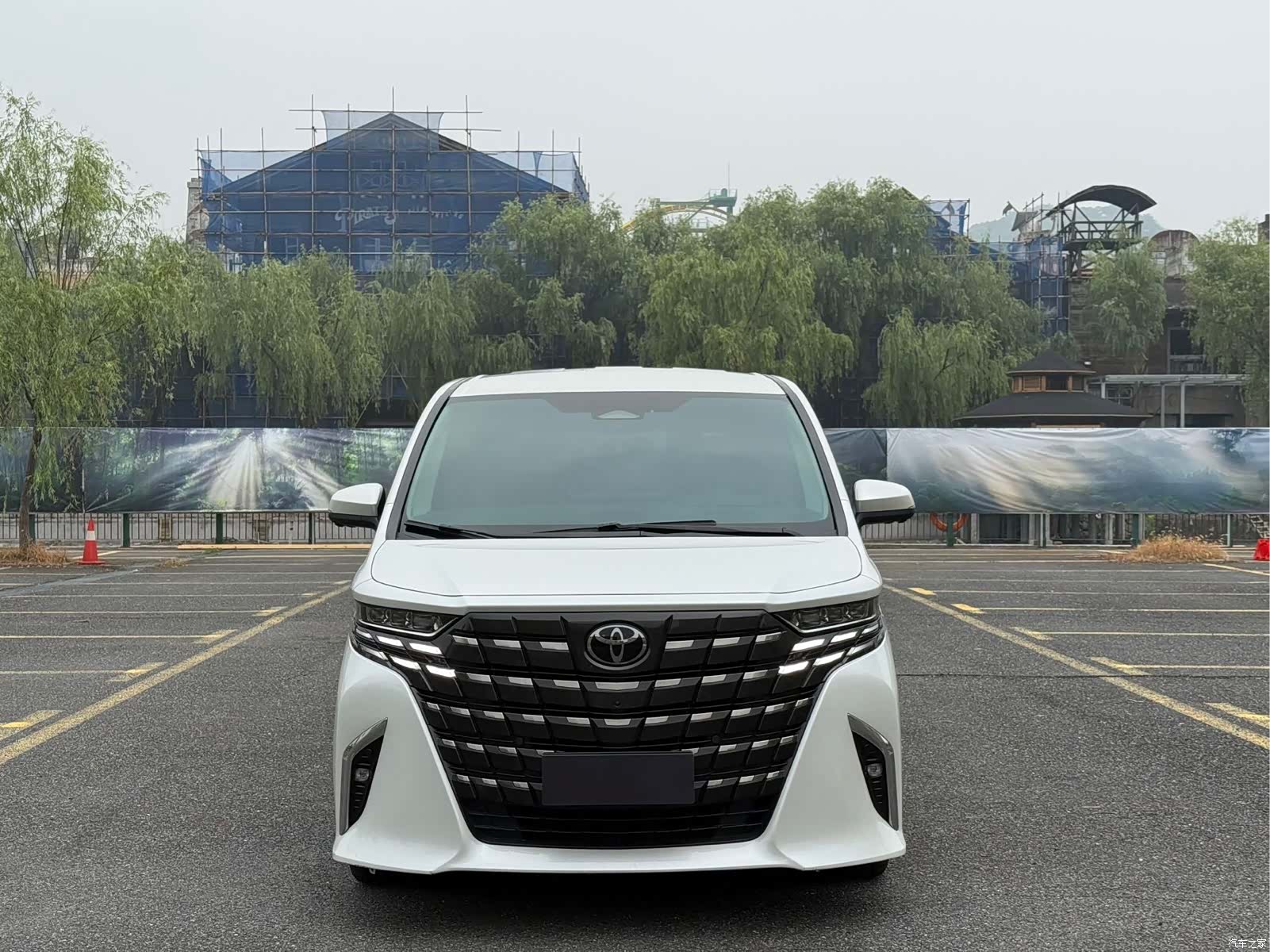 Toyota Alphard, 2023 все фото