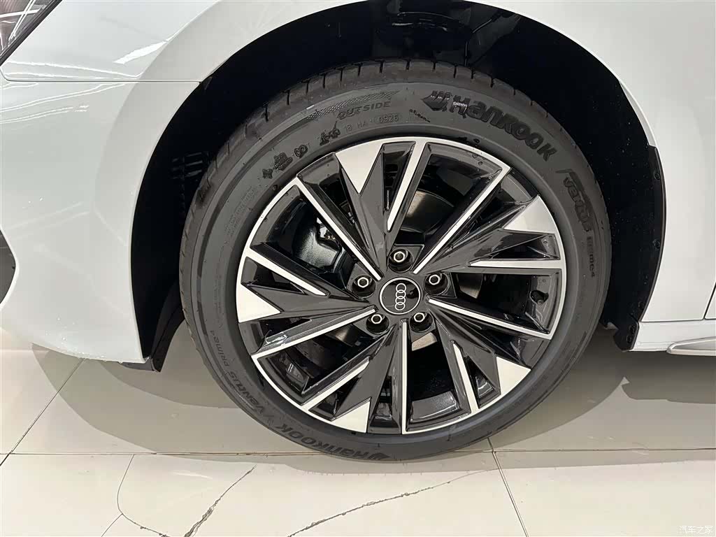 Audi Flying Spur, 2026 все фото
