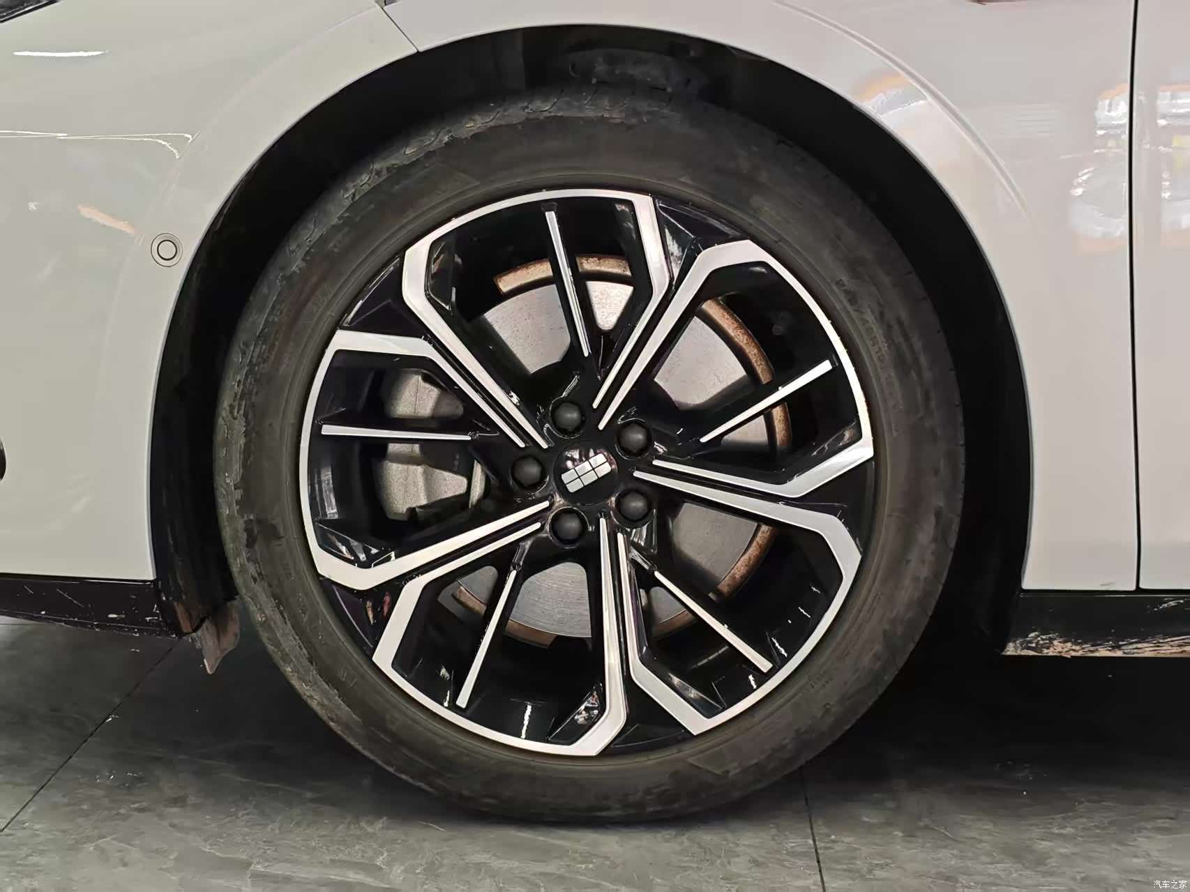 Geely E8, 2025 4