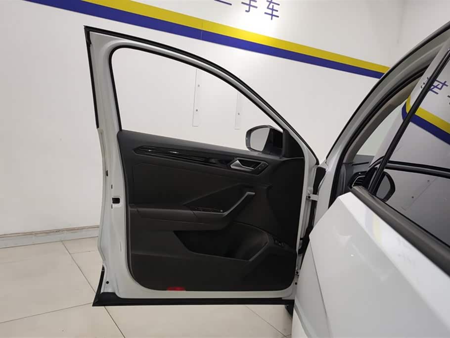 Volkswagen T-ROC exploring Songs