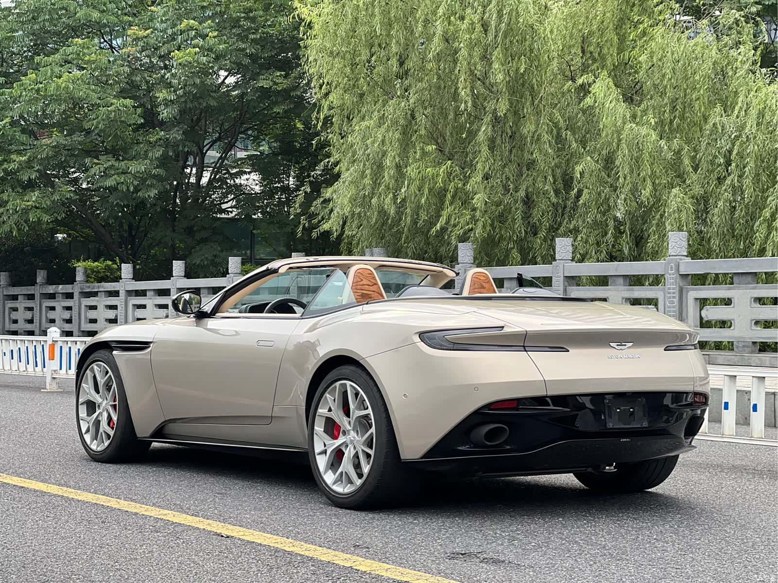 Aston Martin DB11, 2019 9