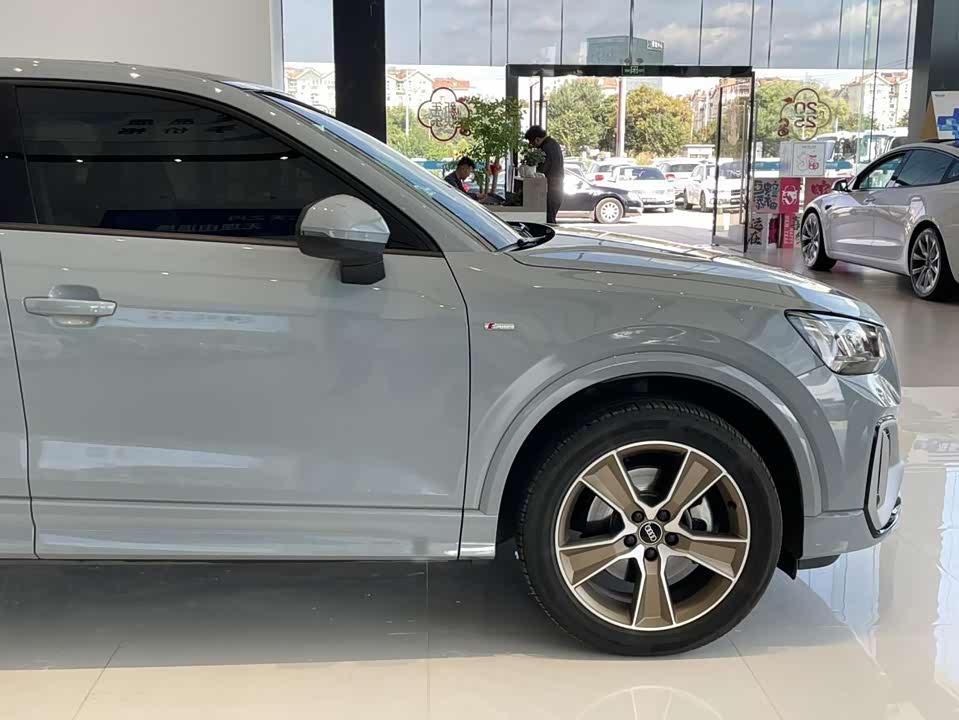 Audi Q2L