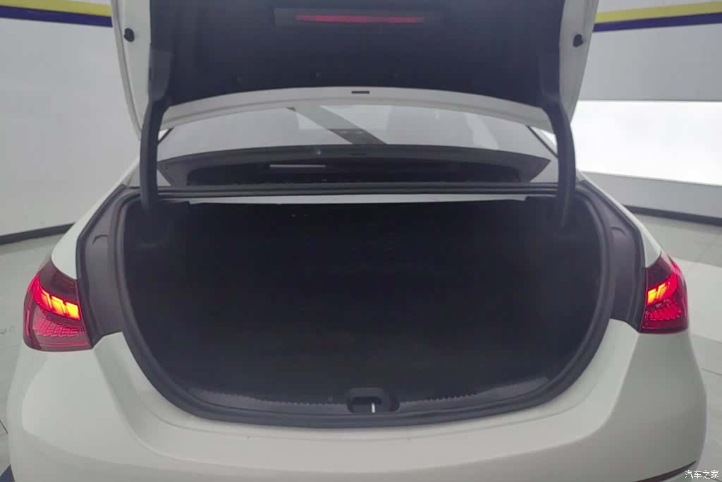 Mercedes-Benz C-Class, 2023 4