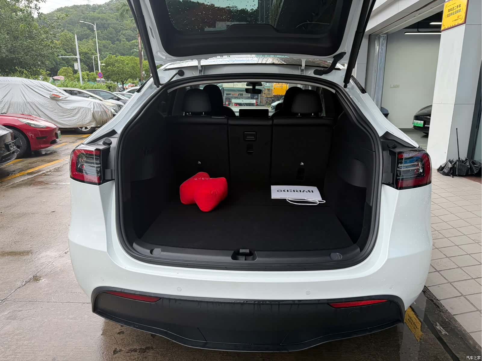 Tesla Model Y, 2023 16