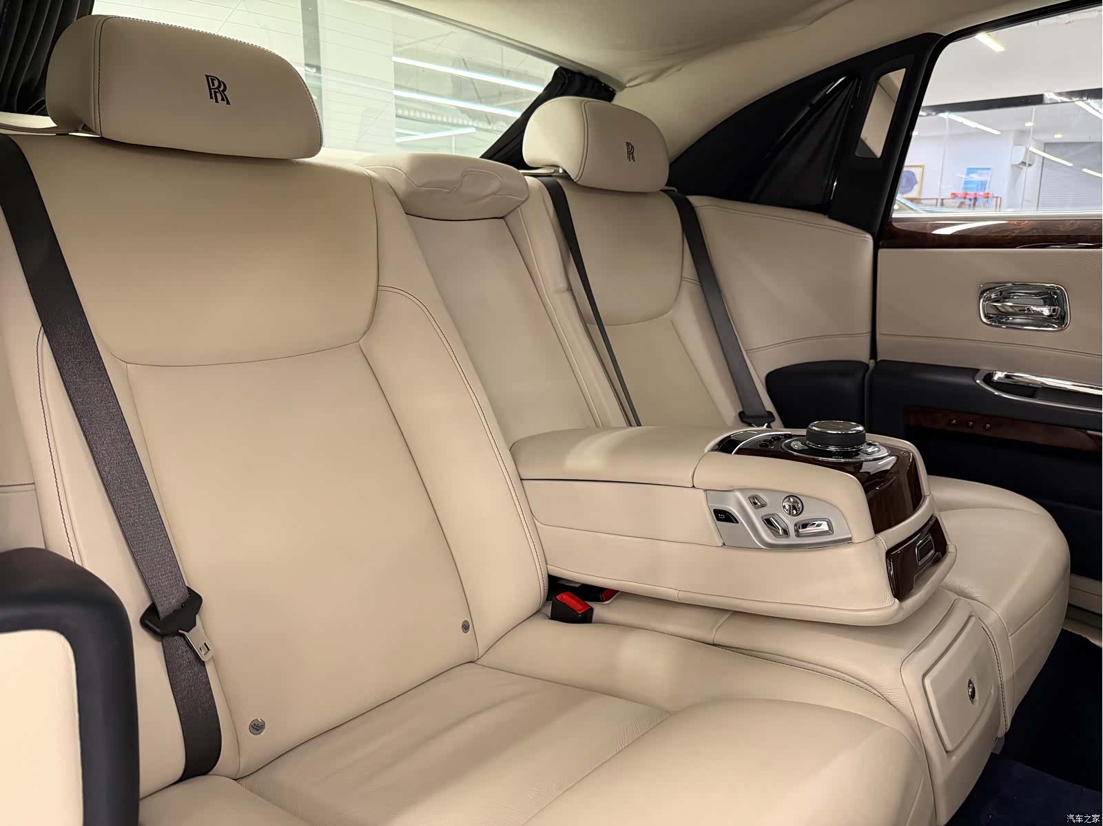Rolls-Royce Ghost, 2015 12