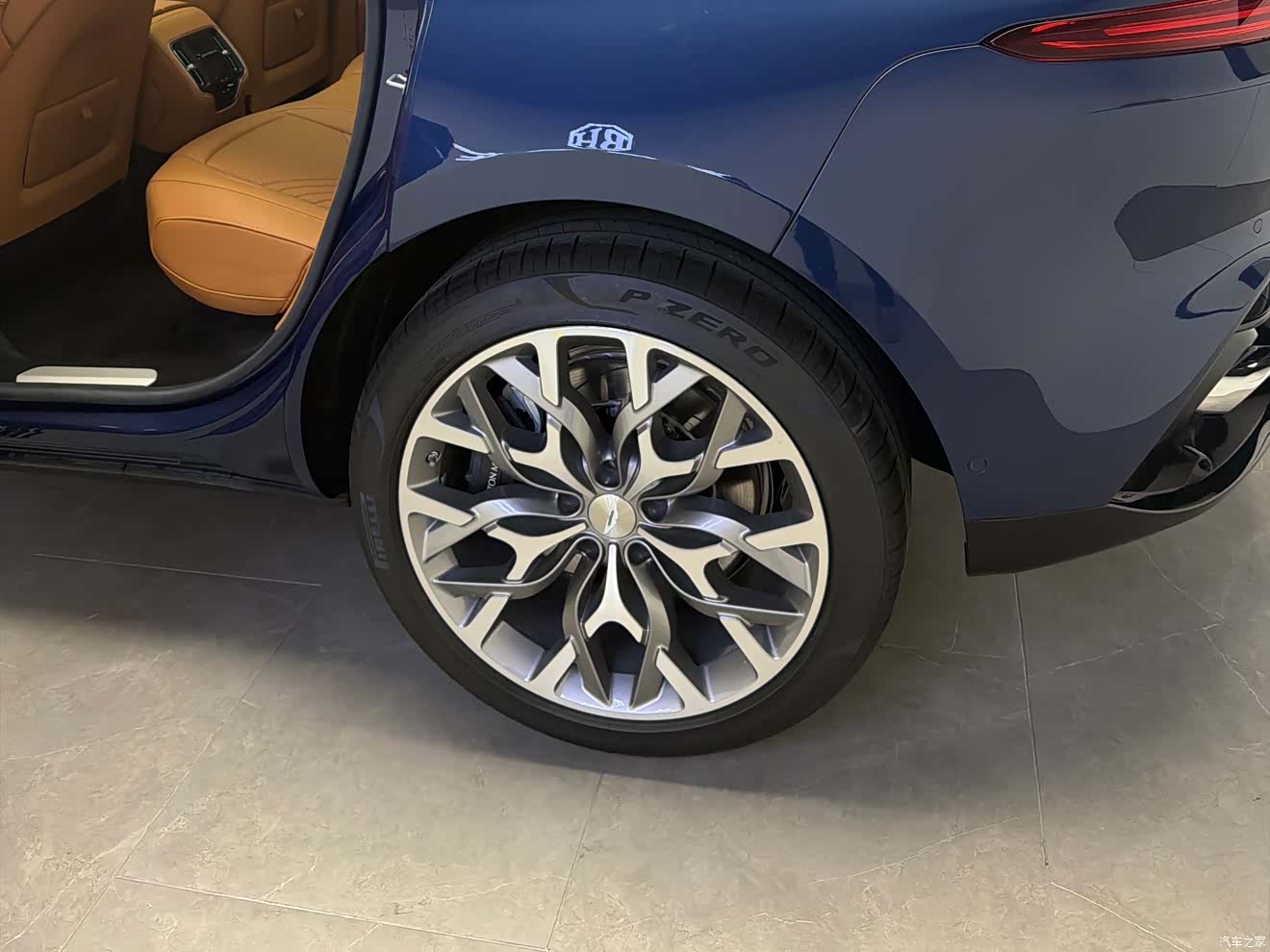 Aston Martin DBX, 1900 9