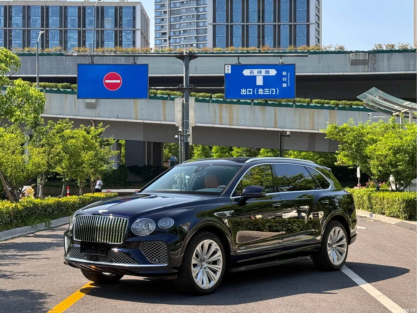 Bentley Bentayga, 2025 3