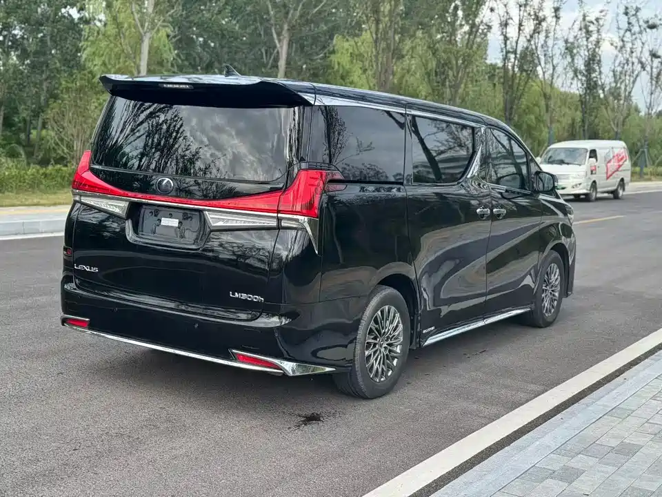 Lexus LM
