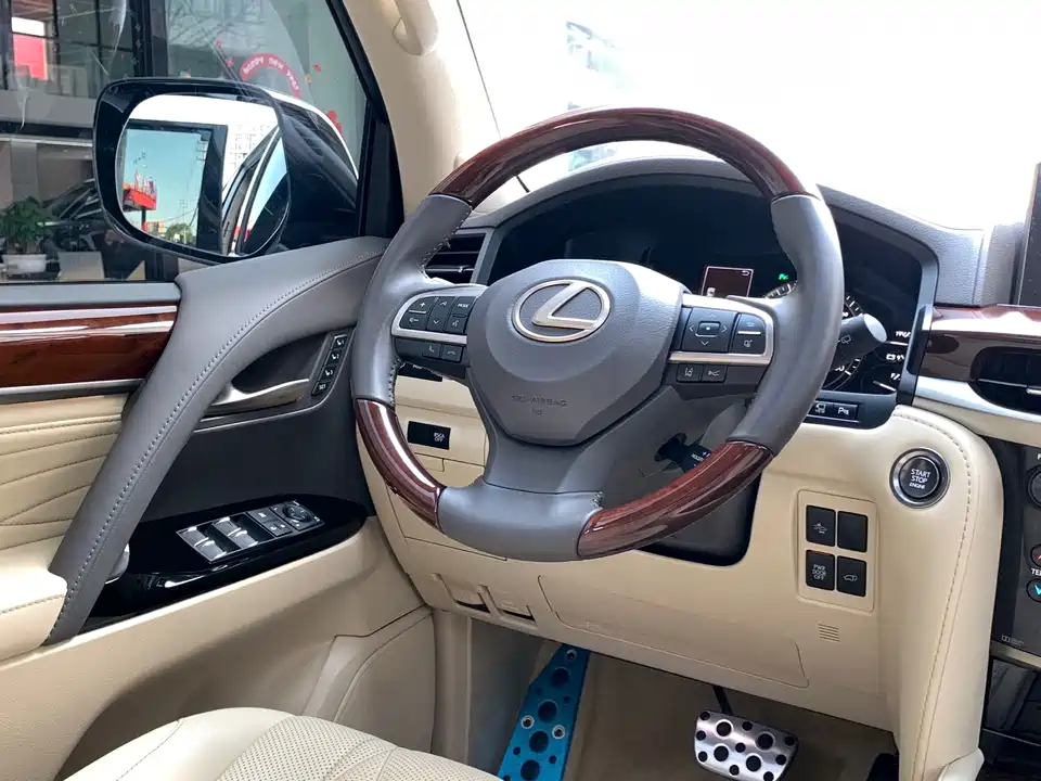 Lexus LX