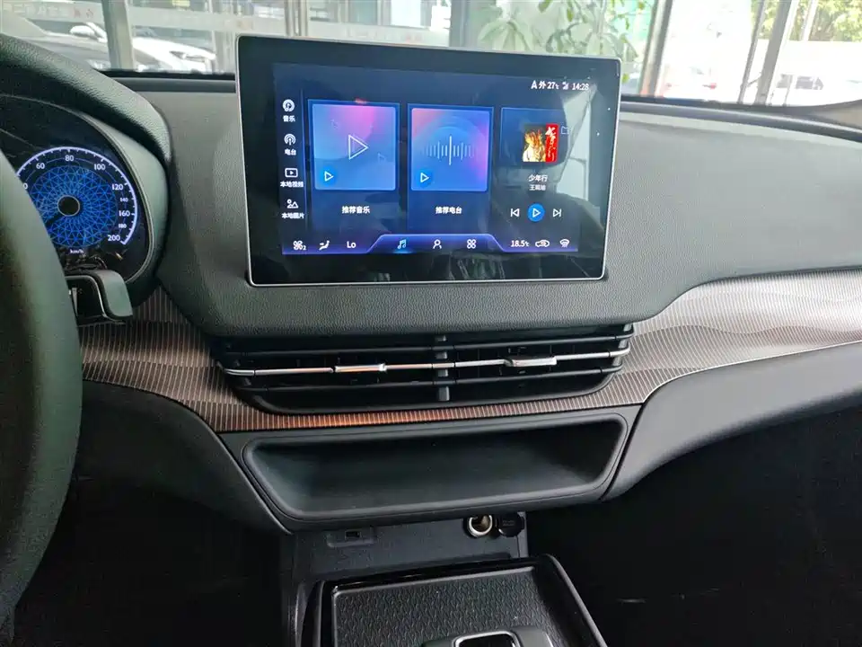 Hongqi E-QM5