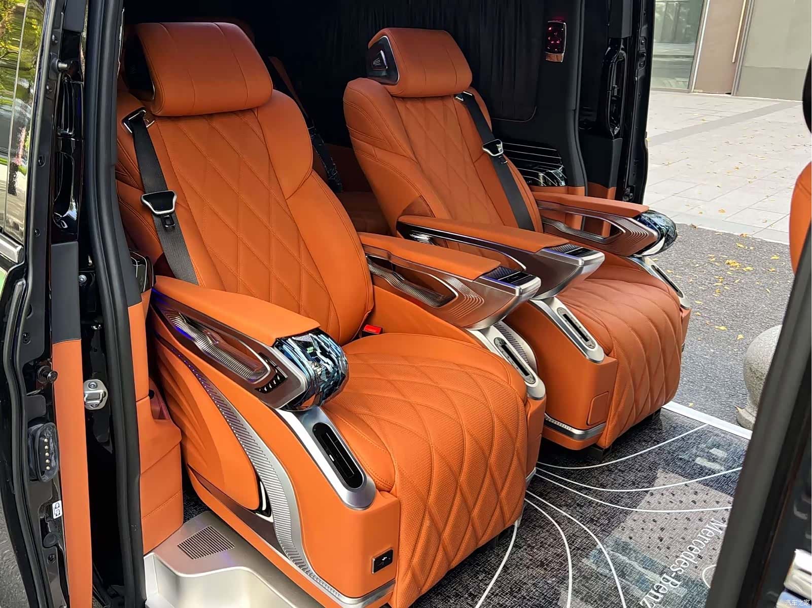 Mercedes-Benz 7, 2020 11