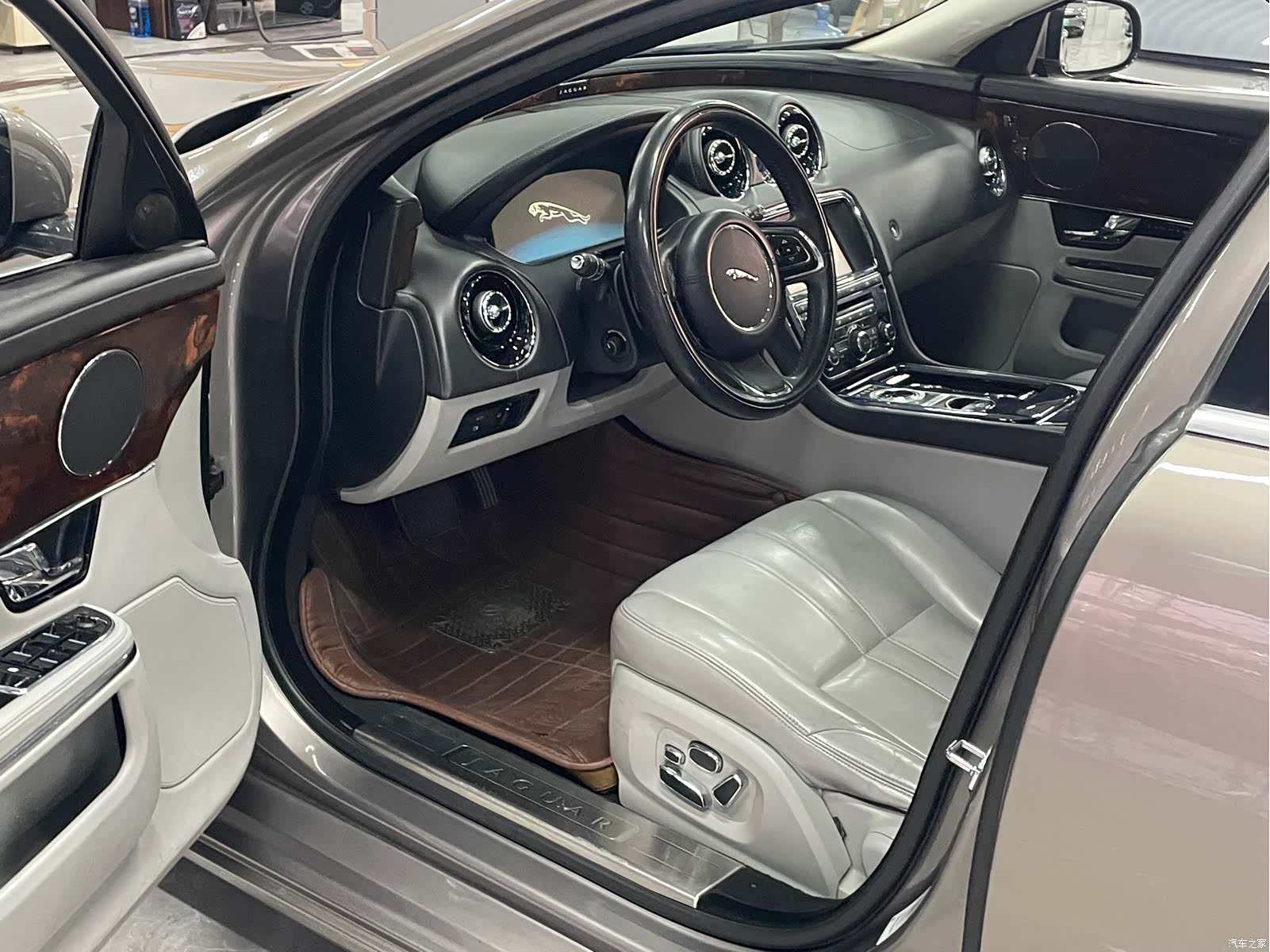 Jaguar XJ, 2012 7