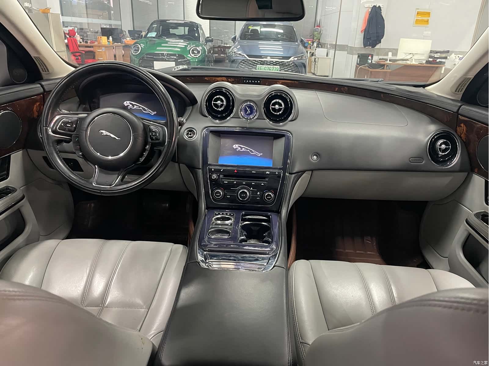 Jaguar XJ, 2012 11