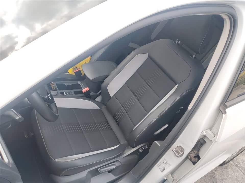 Volkswagen T-ROC exploring Songs