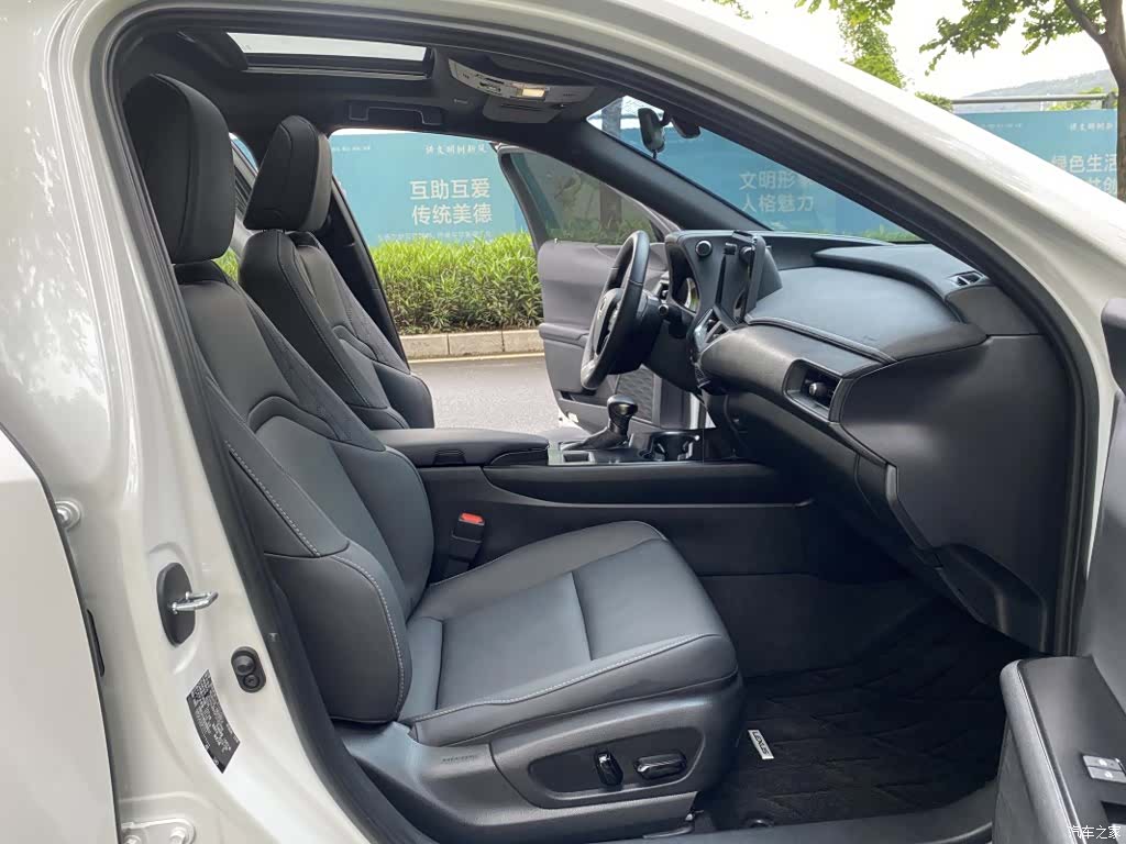 Lexus UX, 2024 9