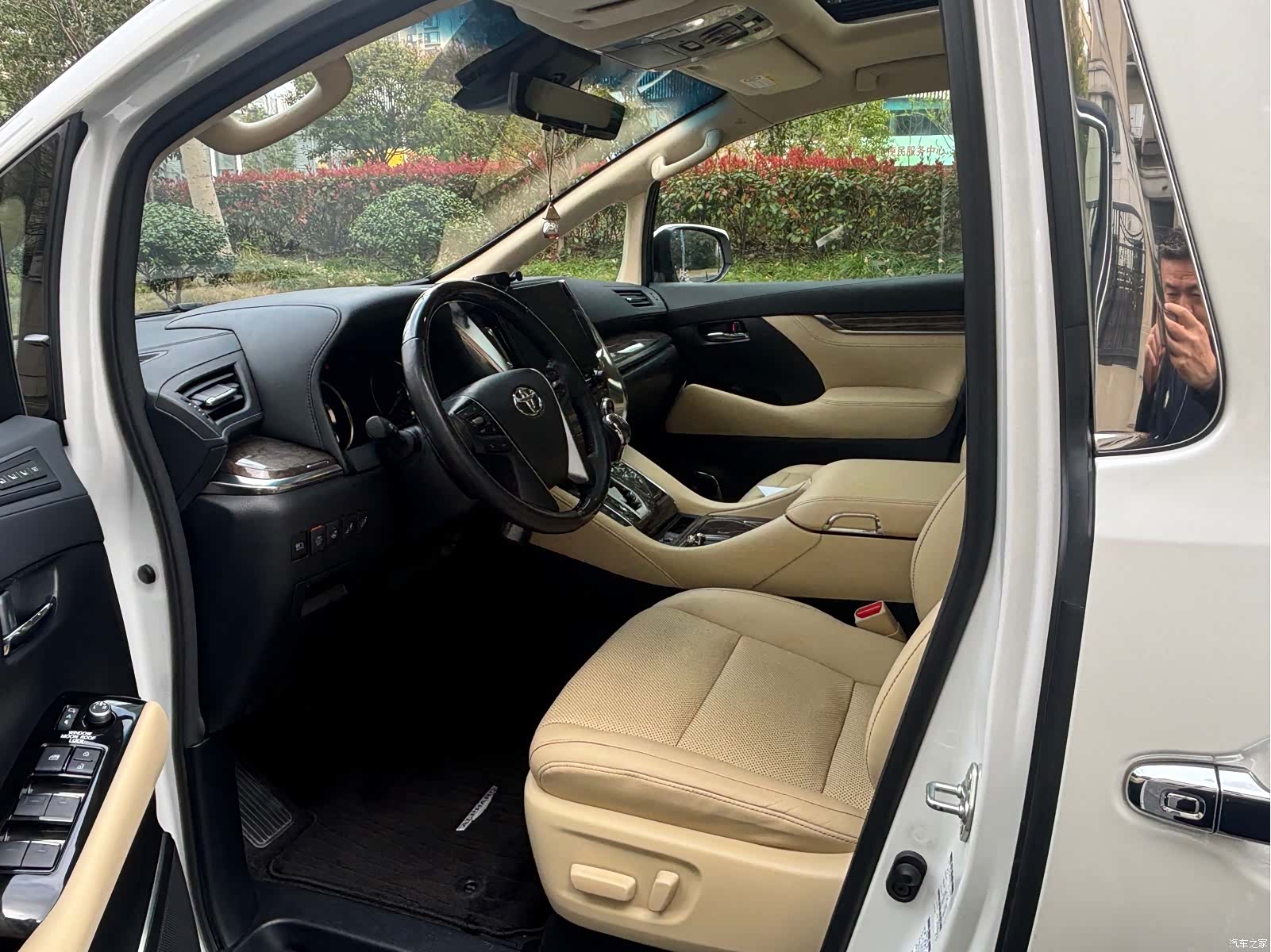 Toyota Alphard, 2023 10