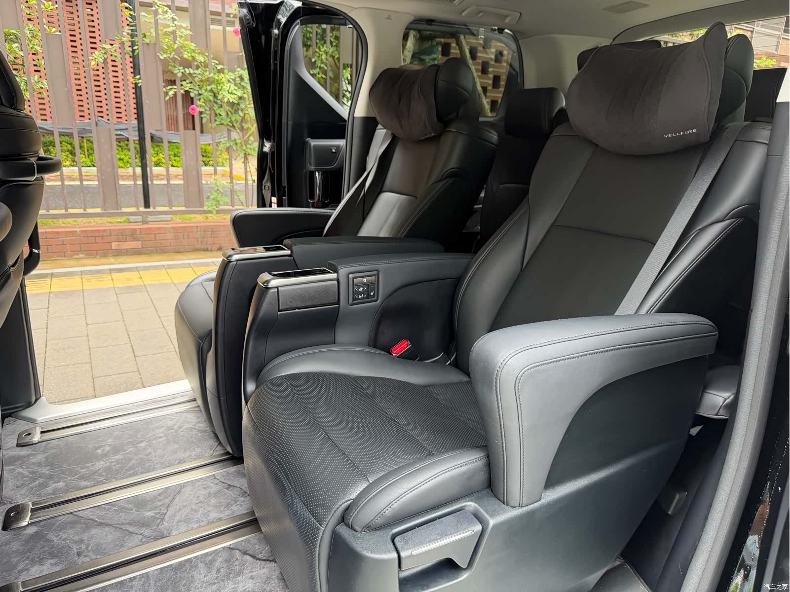 Toyota Vellfire, 2021 9