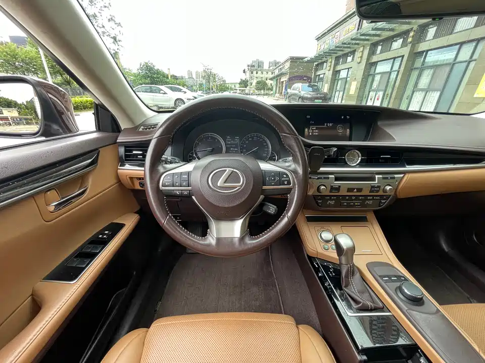 Lexus ES