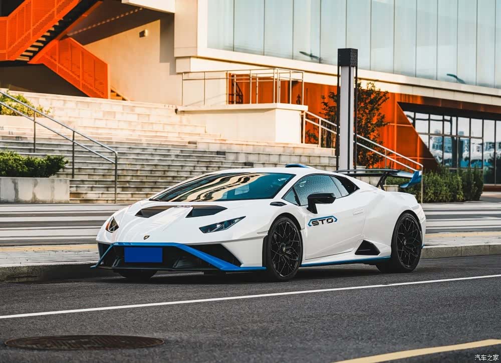 Lamborghini Huracán, 2023 1