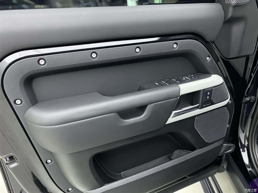 Land Rover Defender, 2023 21