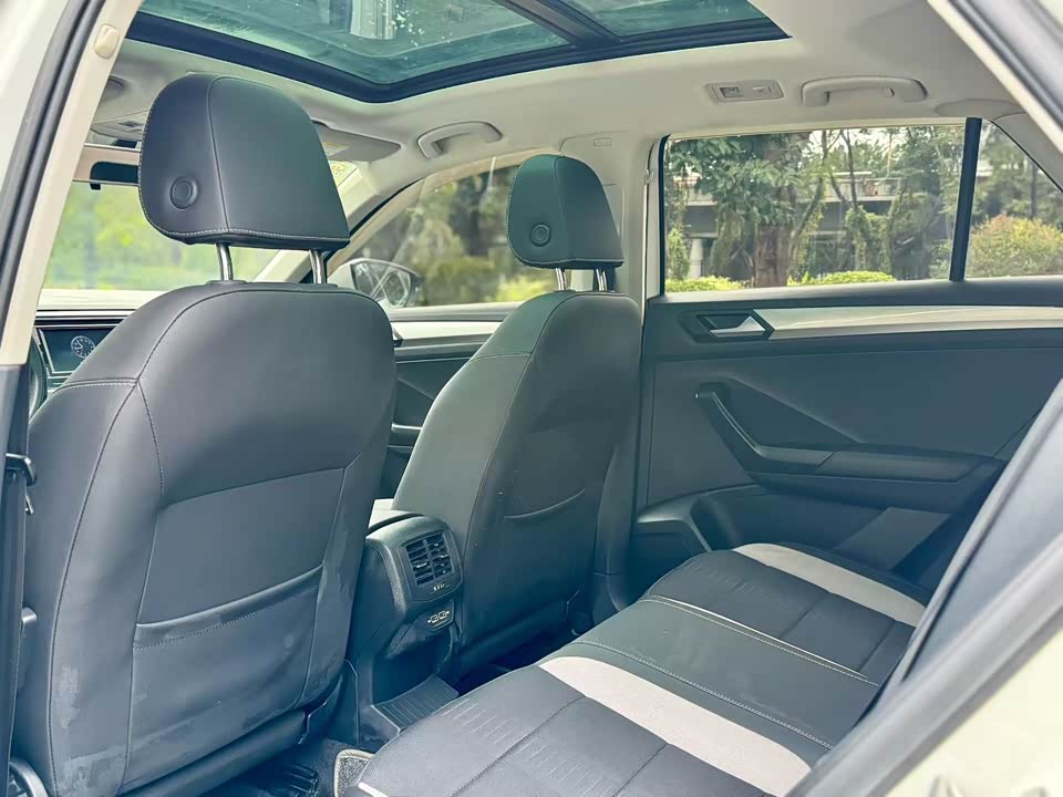 Volkswagen T-ROC exploring Songs