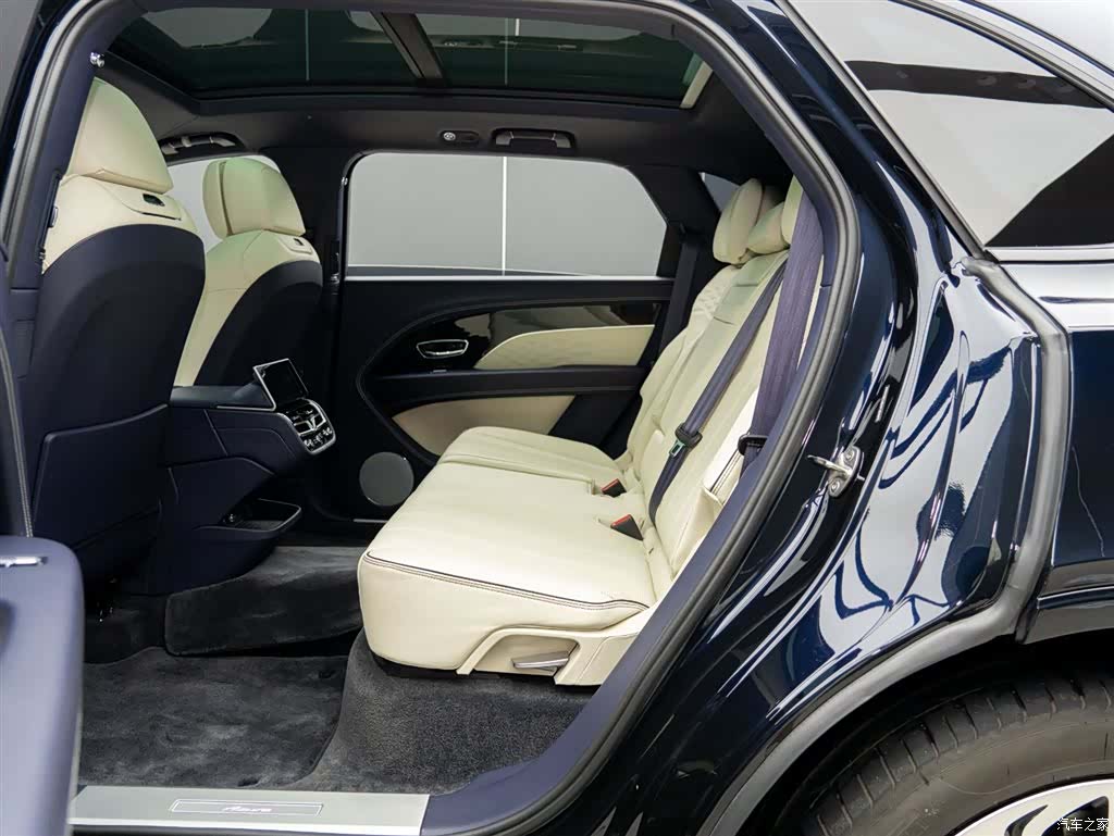Bentley Bentayga, 2025 10