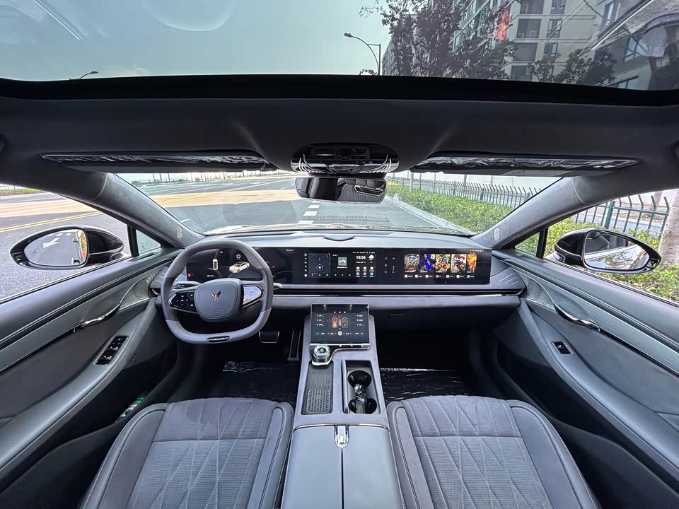 VOYAH Lantu chasing light