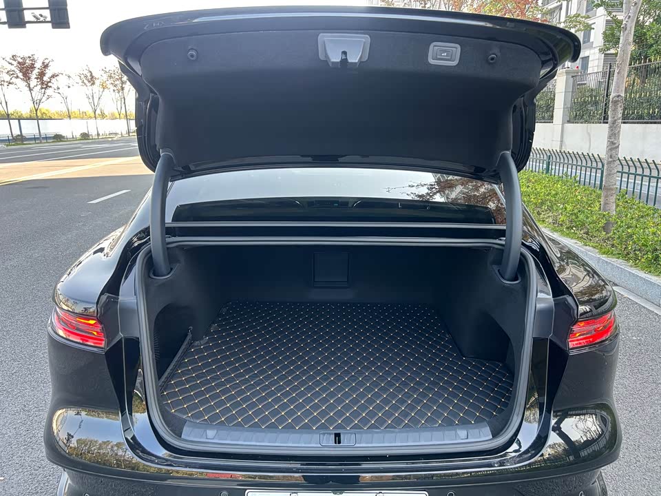 VOYAH Lantu chasing light