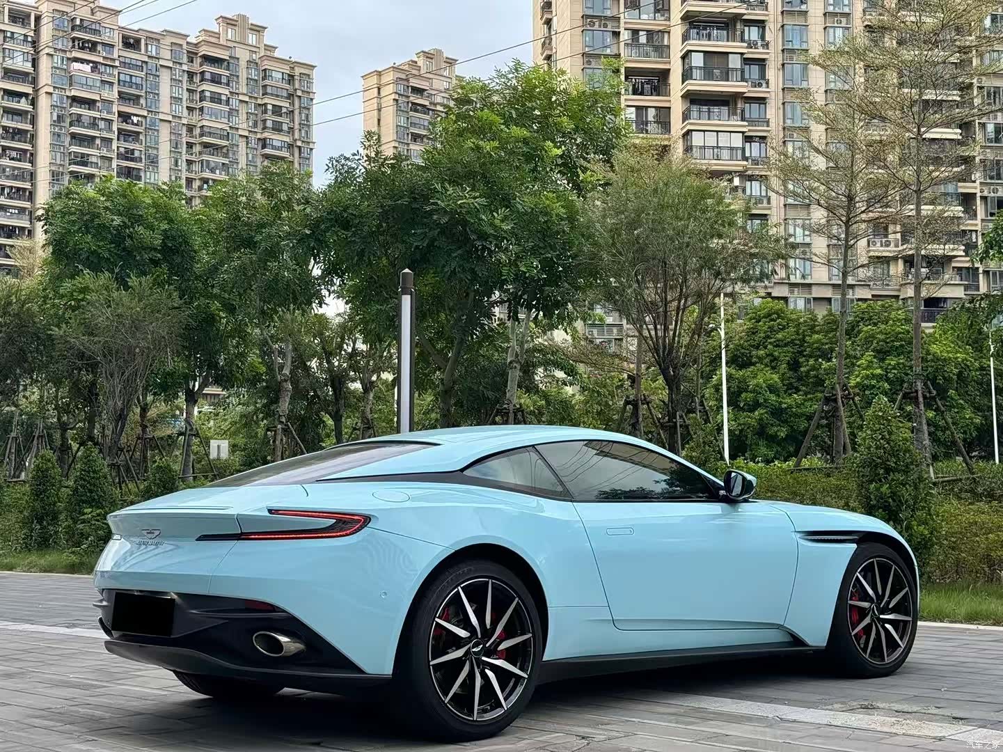 Aston Martin DB11, 2019 8