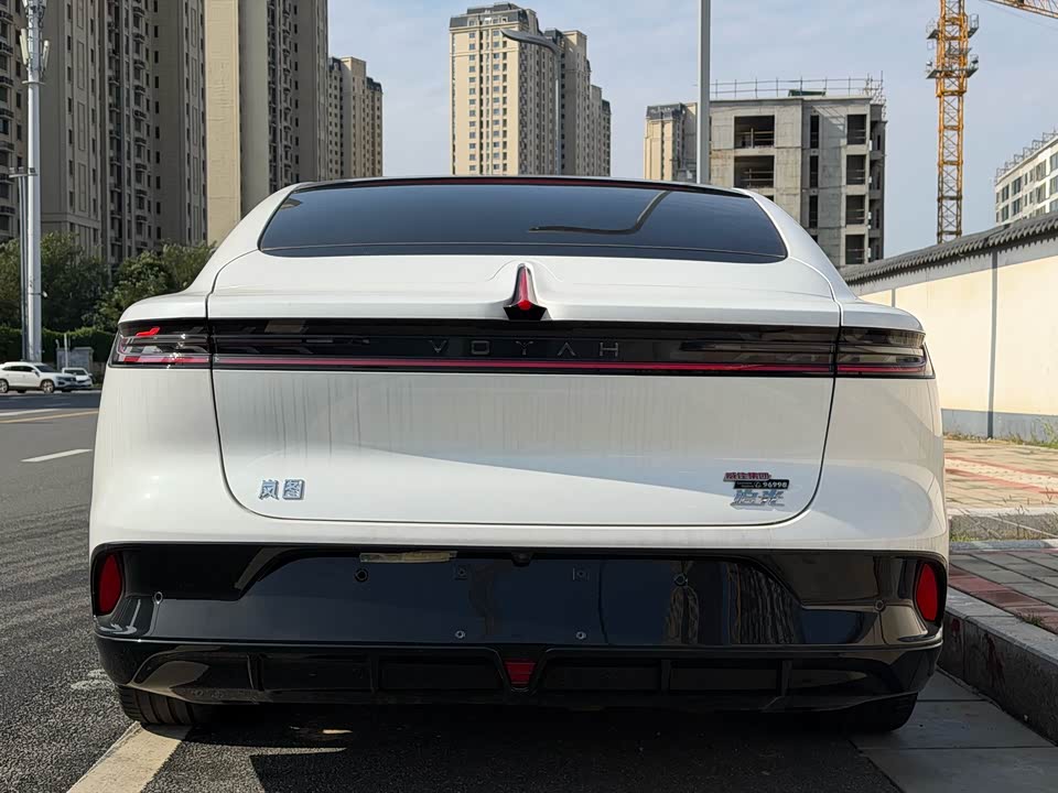 VOYAH Lantu chasing light